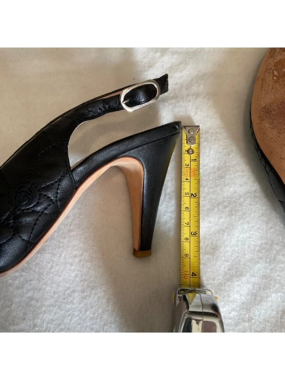 Chanel black Camellia logo cc quilted leather pump heels sz37 US6.5 narrow